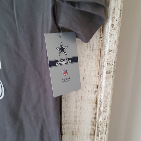 NFL Women's Dallas Cowboys Football Graphic Short Sleeve V-Neck Tee - Picture 3 of 3